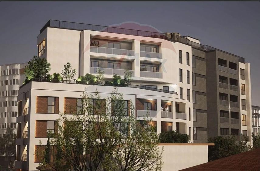 Apartament cu 4 camere semidecomandat în Semicentral