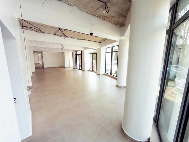 Spațiu comercial, de 360 mp, în Est