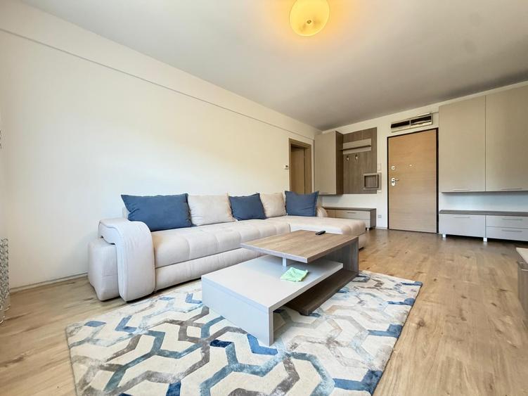 Apartament cu 3 camere semidecomandat în Băneasa