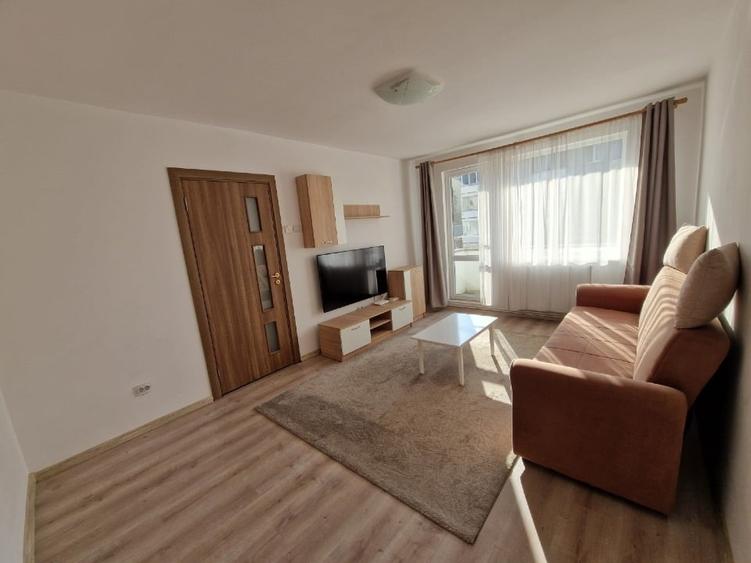 Apartament cu 2 camere semidecomandat, mobilat în Simeria