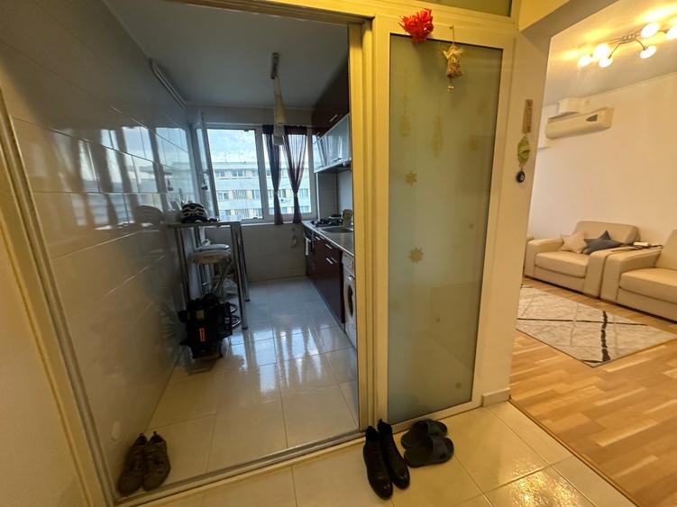 Apartament cu 3 camere semidecomandat în Iancului