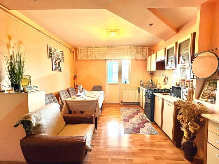 Apartament cu 3 camere decomandat în Exterior Est