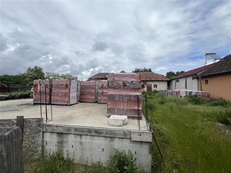 Casă cu 2 camere cu Teren 2635 Mp în Tinca