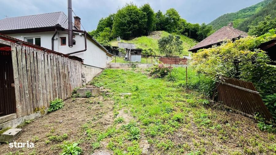 Casă cu 4 camere cu Teren 240 Mp în Central