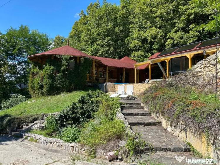 Casă cu 7 camere cu Teren 17000 Mp în Cărbunari
