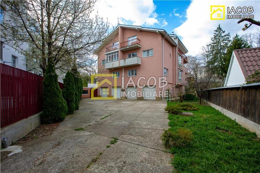Duplex cu 11 camere cu Canalizare în 9 Mai