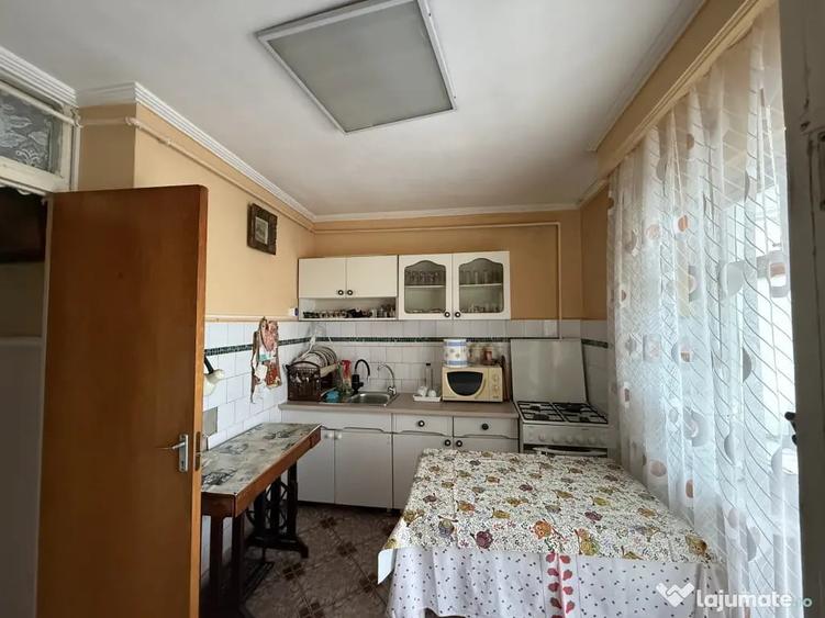 Apartament cu 3 camere decomandat în Găvana