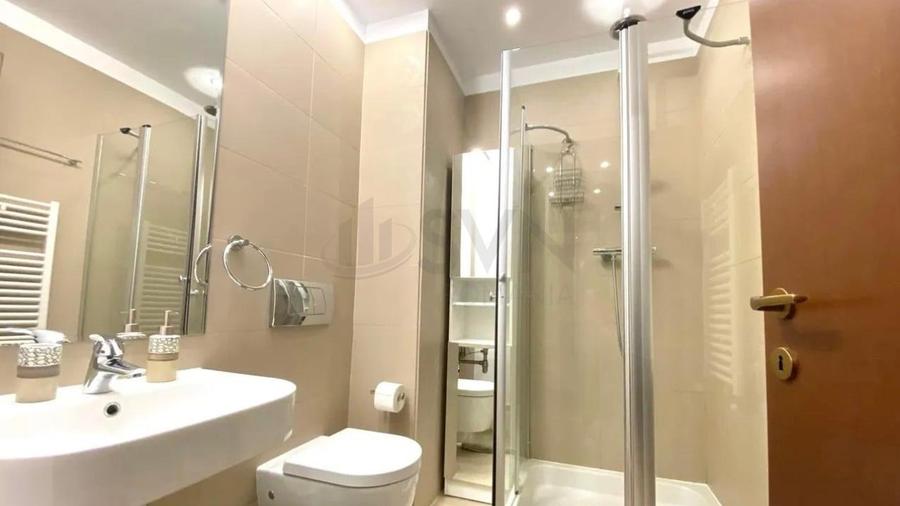Apartament cu 3 camere semidecomandat, mobilat în Nordului