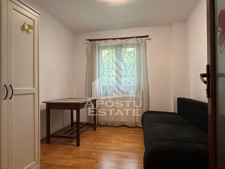 Apartament cu 3 camere semidecomandat, mobilat în Dacia