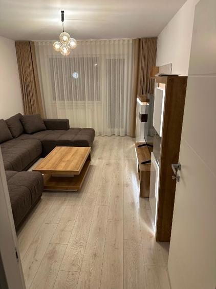 Apartament cu 3 camere decomandat în Tractorul