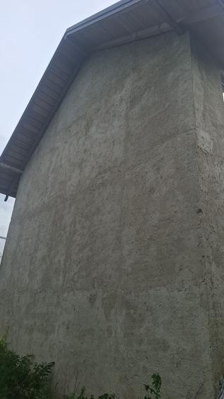 Vand casa in zona todireni centru langa primarie .este facut nou apa trasa ,curent tras, casa are 3 camere 2 bai bucatarie +living ..casa are si beci - 4