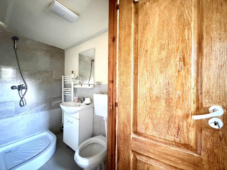 Casă individuală cu 5 camere cu Canalizare în Ghirodei
