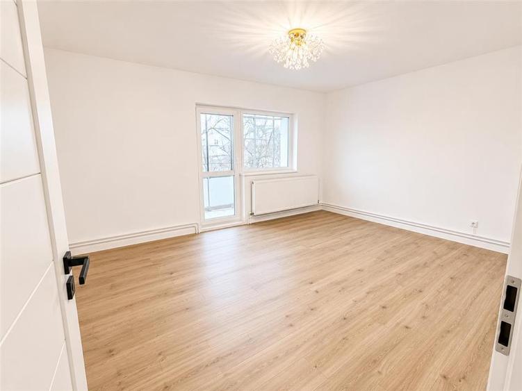 Apartament cu 3 camere decomandat în Ștrand