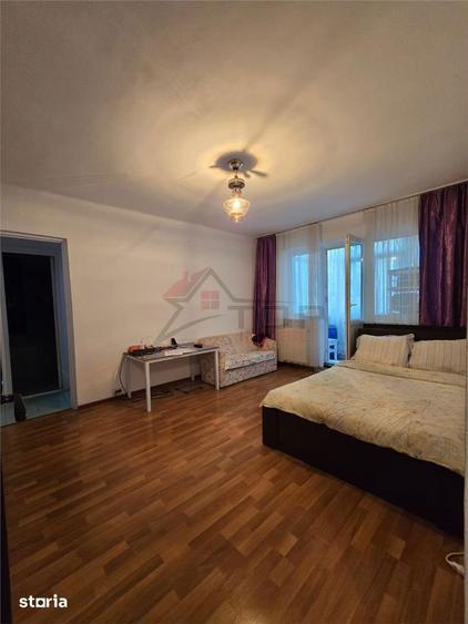 Apartament cu 3 camere semidecomandat în Dacia