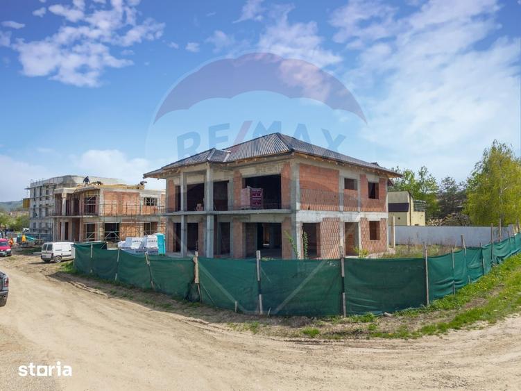 Casă cu 8 camere cu Teren 815 Mp în Central