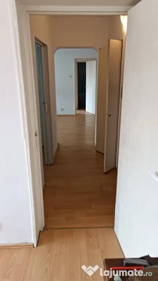 Apartament cu 3 camere semidecomandat în Micro 4