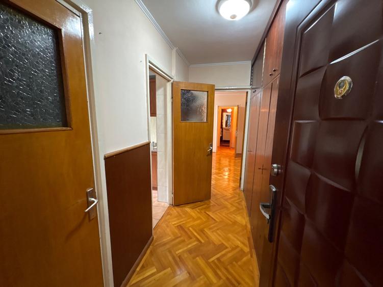 Apartament cu 3 camere semidecomandat în Drumul Taberei