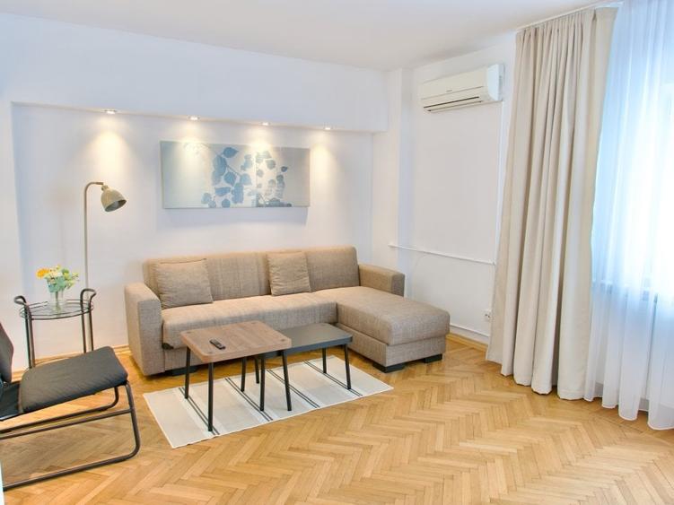 Apartament cu 3 camere decomandat, mobilat în Central