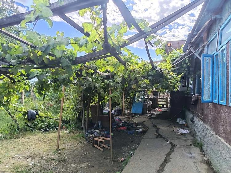 Casă cu 2 camere cu Teren 1500 Mp în Hoisești