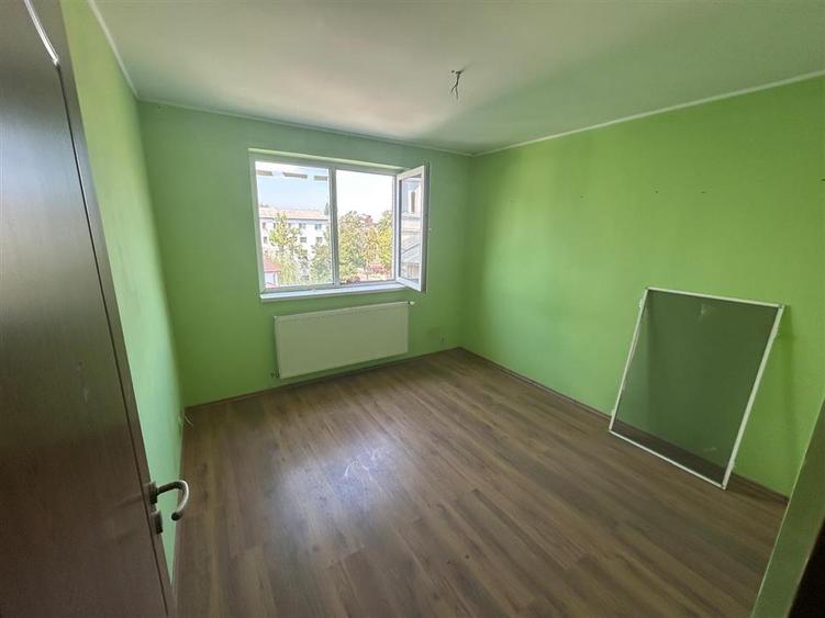 Apartament cu 3 camere semidecomandat în Sud