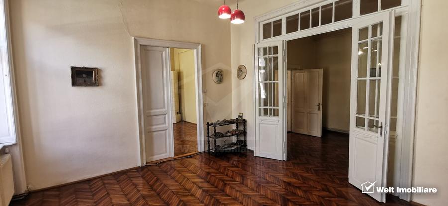 Apartament cu 3 camere semidecomandat în P-ța Mihai Viteazul