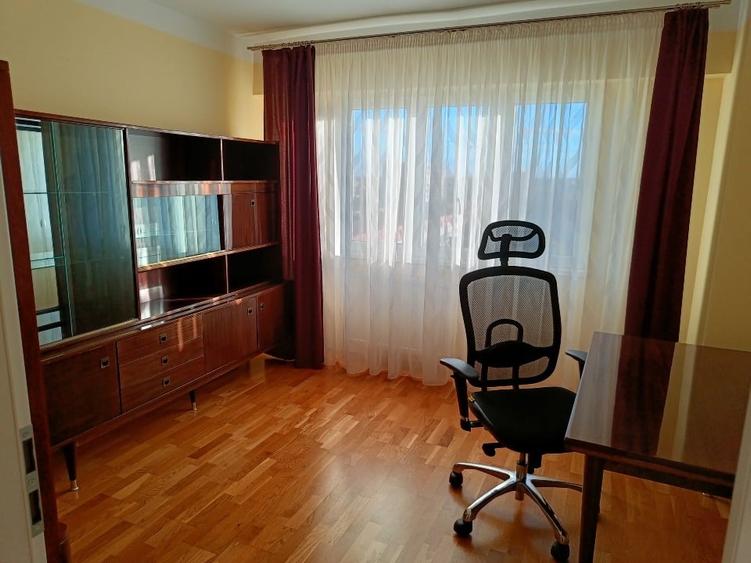Apartament cu 4 camere semidecomandat, mobilat în Dacia
