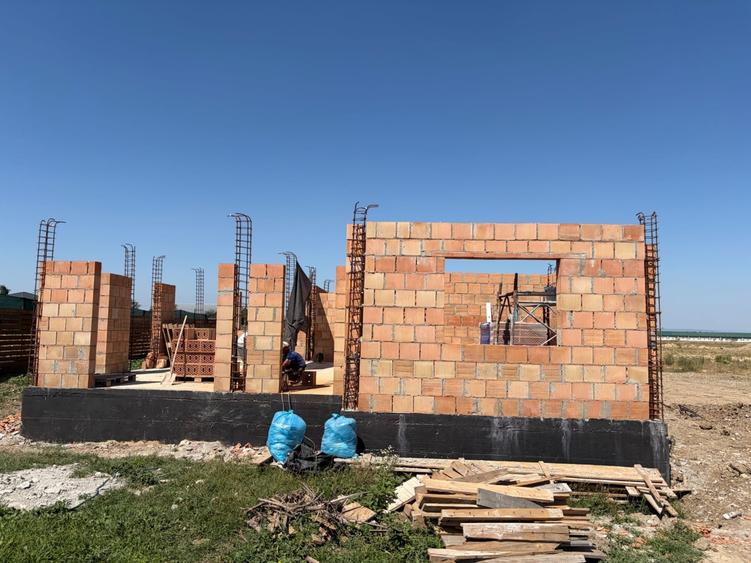 Casă cu 4 camere în Cărpiniș
