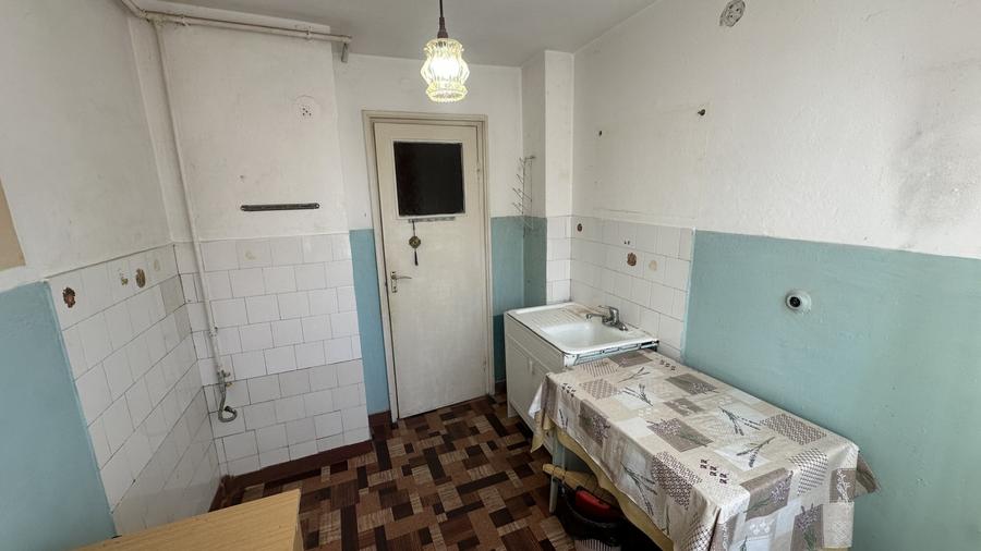 Apartament cu 3 camere semidecomandat în Craiovei