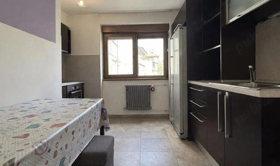 Apartament cu 4 camere decomandat în Medicină