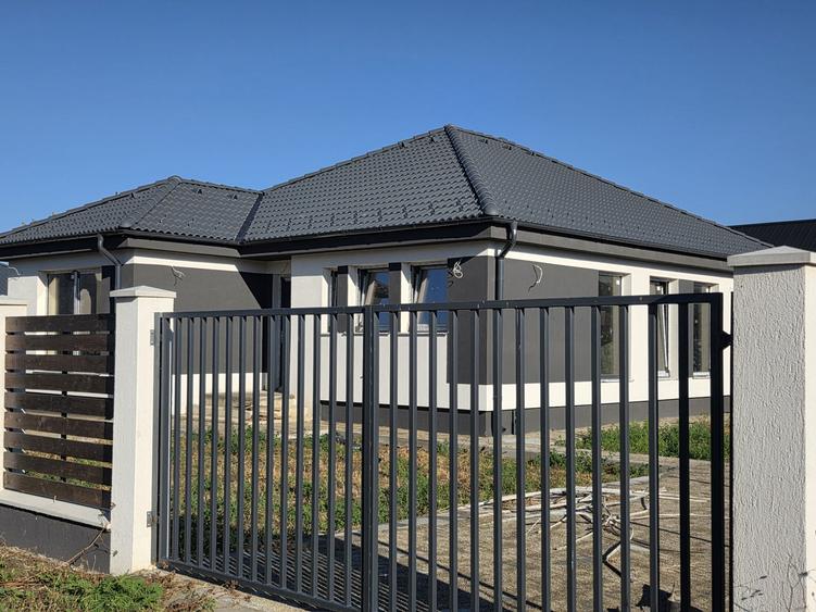 Casă individuală cu 4 camere cu Canalizare în Cristian