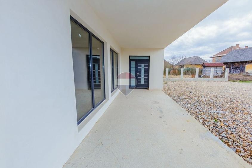 Casă individuală cu 6 camere cu Teren 577 Mp în Săcălășeni