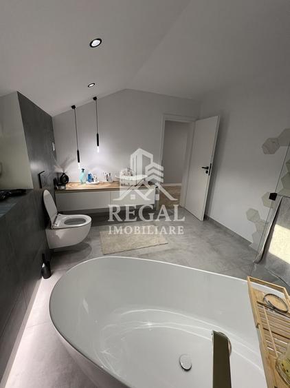 Duplex cu 6 camere cu Canalizare în Strei