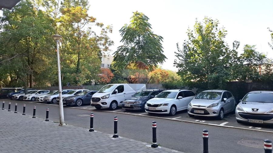 Apartament cu 3 camere semidecomandat, mobilat în Ștefan cel Mare