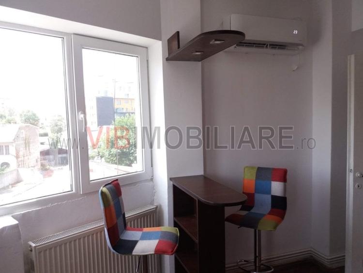 Apartament cu 3 camere semidecomandat, mobilat în Moșilor