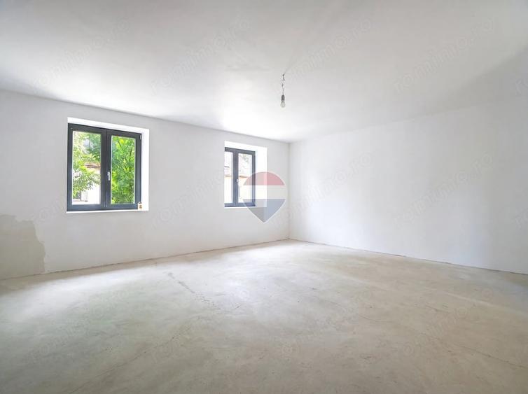 Casă cu 9 camere cu Teren 450 Mp în Cristian