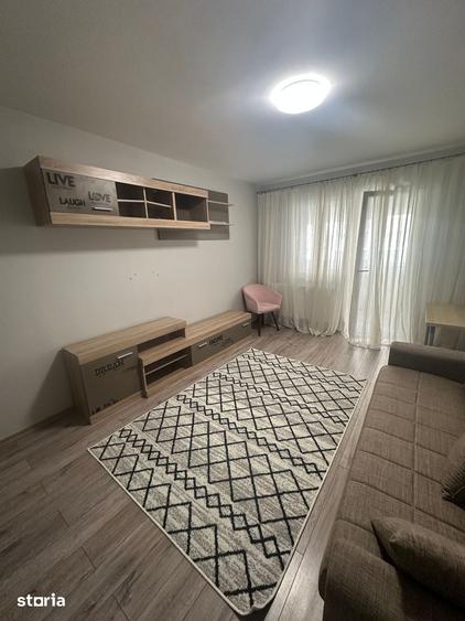 Apartament cu 3 camere în Apărătorii Patriei