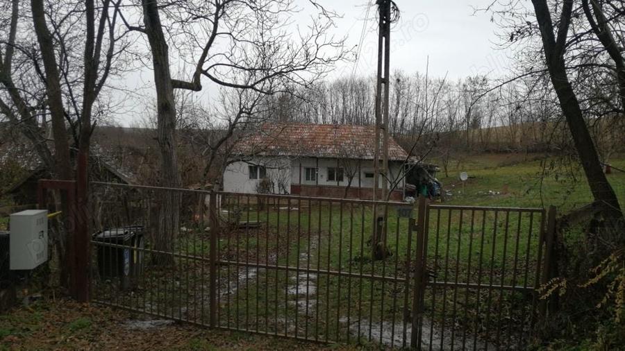 Casă cu 3 camere în Cătina