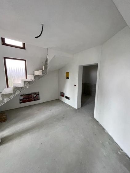 Casă individuală cu 5 camere cu Teren 975 Mp în Central