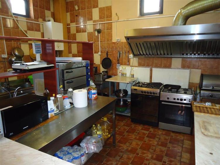 Casă cu 12 camere cu Teren 672 Mp în Noua