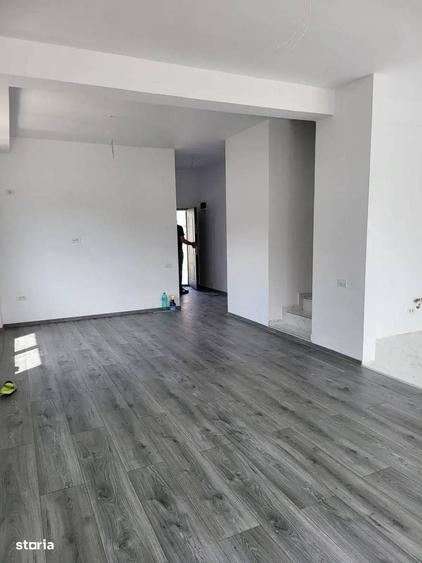 Casă cu 4 camere în Ostratu