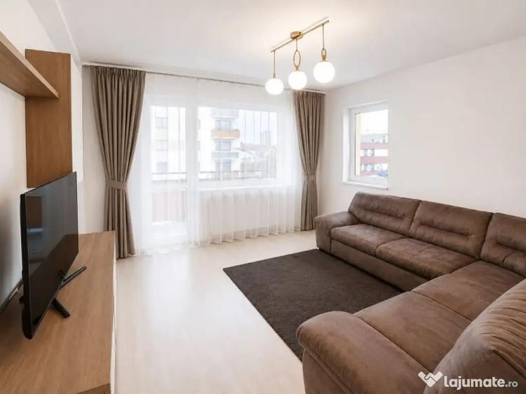 Apartament cu 3 camere decomandat în Tractorul