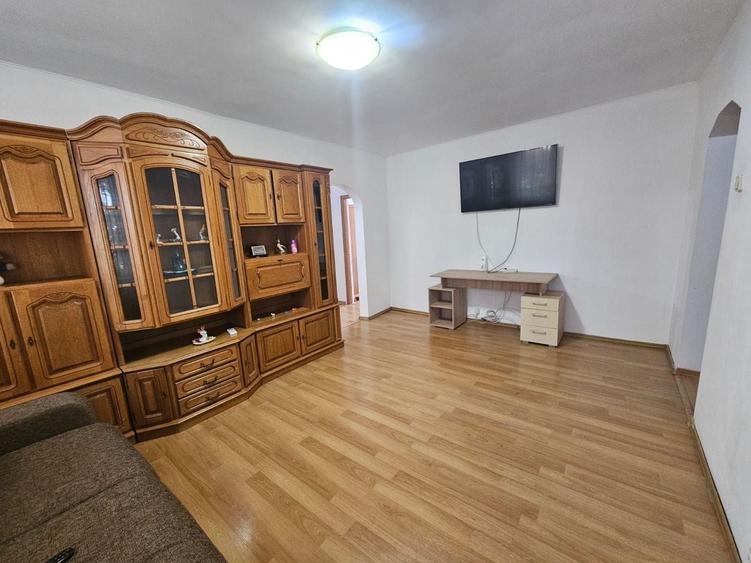 Apartament cu 3 camere semidecomandat în Negru Vodă