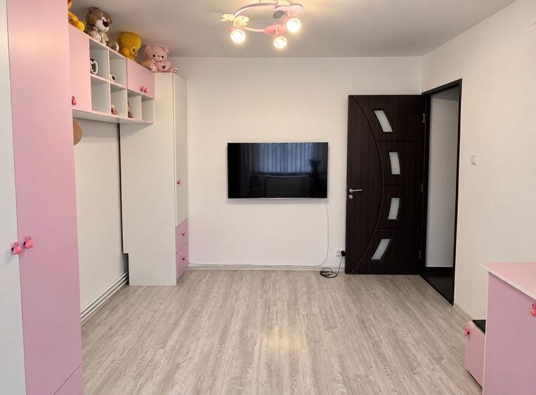 Apartament cu 3 camere decomandat în Lipovei