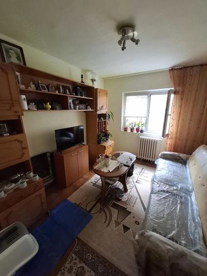 Apartament cu 3 camere decomandat în Govândari