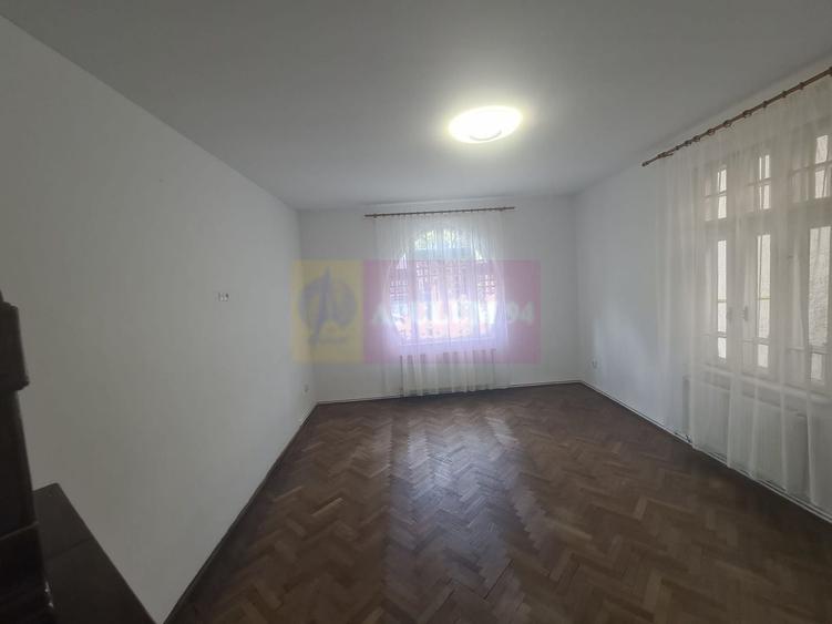 Casă individuală cu 3 camere cu Canalizare în Central