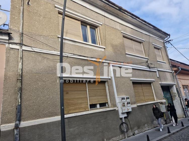 Casă cu 5 camere cu Teren 550 Mp în Central
