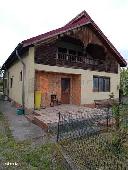 Casă cu 3 camere decomandat cu Teren 1378 Mp în Costești
