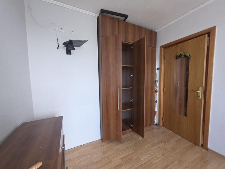 Apartament cu 3 camere semidecomandat, mobilat în