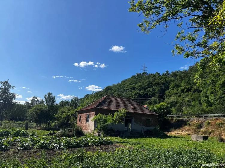 Casă cu 5 camere cu Teren 1800 Mp în Hunedoara
