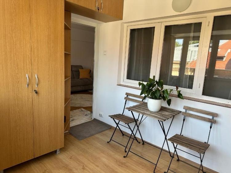 Apartament cu 4 camere decomandat, mobilat în P-ța Romană